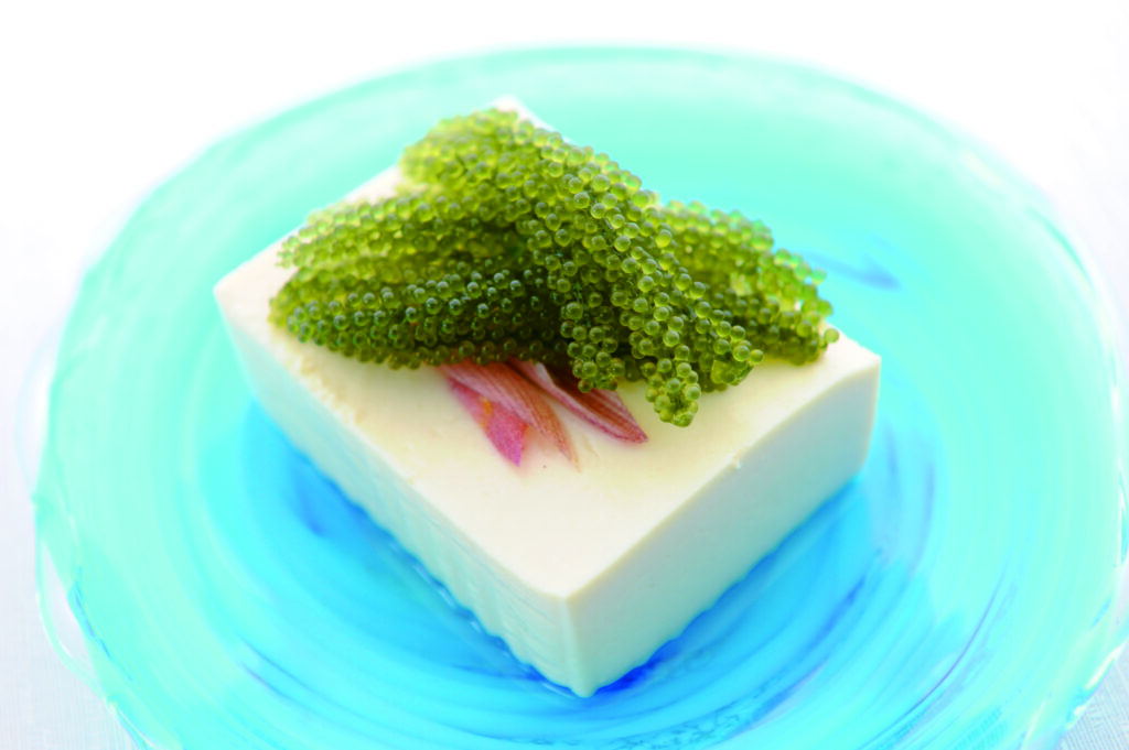 冷や奴の上に茗荷と海ぶどうを乗せて。夏の暑い日にぴったりの組み合わせ